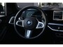 BMW X5 xDrive50e M Sport | 495PK | PANO | BMW X5 xDrive50e M Sport 495 PK Plug-in Hybrid met 3.0 zescilinder benzinemotor en 8-traps automatische transmissie, voorzien van een elektrisch panoramadak, luxe lederen bekleding, Head-Up D