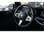 BMW X5 xDrive50e M Sport | 495PK | PANO | BMW X5 xDrive50e M Sport 495 PK Plug-in Hybrid met 3.0 zescilinder benzinemotor en 8-traps automatische transmissie, voorzien van een elektrisch panoramadak, luxe lederen bekleding, Head-Up D