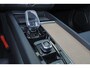 Volvo XC60 T6 Recharge AWD Ultra Dark - Luchtvering - Panorama/schuifdak - IntelliSafe Assist & Surround - 360º Camera - Harman/Kardon audio - Adaptieve LED koplampen - Verwarmde voorstoelen, stuur & achterbank - Parkeersensoren voor & achter - Elektr. bedienb. voorstoelen met geheugen - Head up display - Draadloze tel. lader - Extra getint glas - Inklapbare trekhaak - 20' LMV