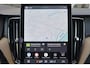 Volvo XC60 T6 Recharge AWD Ultra Dark - Luchtvering - Panorama/schuifdak - IntelliSafe Assist & Surround - 360º Camera - Harman/Kardon audio - Adaptieve LED koplampen - Verwarmde voorstoelen, stuur & achterbank - Parkeersensoren voor & achter - Elektr. bedienb. voorstoelen met geheugen - Head up display - Draadloze tel. lader - Extra getint glas - Inklapbare trekhaak - 20' LMV