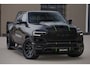 Dodge Ram LIMITED 5.7 V8 HEMI | TOP STAAT | BOM VOL | HUD | LUCHTVERING | STRIPING | BREDE WIELEN | OPEN UITLAAT KLEP | ADAPTIVE | PANO | DC | CREW CAB | DUBBELE CABINE | 5 PERSOONS |