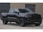 Dodge Ram LIMITED 5.7 V8 HEMI | TOP STAAT | BOM VOL | HUD | LUCHTVERING | STRIPING | BREDE WIELEN | OPEN UITLAAT KLEP | ADAPTIVE | PANO | DC | CREW CAB | DUBBELE CABINE | 5 PERSOONS |