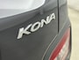 Hyundai Kona Electric EV Premium Sky 64 kWh | SoH 95% | WLTP 484km | 3-fasen | Warmtepomp | Schuifdak | Stoelventilatie | Leer | Head-up display |