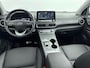 Hyundai Kona Electric EV Premium Sky 64 kWh | SoH 95% | WLTP 484km | 3-fasen | Warmtepomp | Schuifdak | Stoelventilatie | Leer | Head-up display |