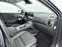 Hyundai Kona Electric EV Premium Sky 64 kWh | SoH 95% | WLTP 484km | 3-fasen | Warmtepomp | Schuifdak | Stoelventilatie | Leer | Head-up display |