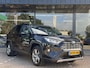 Toyota RAV4 2.5 Hybrid First Edition APPLE CARPL./ANDROID AUTO | DODEHOEK DETECTIE | CAMERA | LED KOPLAMPEN | NAVIGATIE | KEYLESS ENTRY/GO | PARKEREN SENSOREN | STUURVERWARMING | STOELVERWARMING | VOORRUIT VERWARMING |