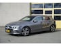 Mercedes-Benz A-klasse 180 Automaat! 5drs Business Solution Luxury BJ2021 Lmv 17" | Led V+A | Pdc | Elek. trekhaak | Achteruitrijcamera | App-Connect | Navi | Virtual cockpit | Sfeerverlichting | Cruise control | Lederen bekleding | Sportstoelen | Verwarmde voorstoelen