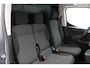 Toyota PROACE CITY Electric Challenger 50 kWh | Apple Carplay / Android Auto | Parkeersensoren achter | Camera | Bestuurdersstoel verwarmd | Stuurwiel verwarmd | LED koplampen | Cruise Control | Airco | 3-zits | Betonplex |