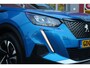 Peugeot 2008 1.2 130PK ALLURE PACK | TREKHAAK AFNEEMBAAR | NAVIGATIE 10" TOUCHSCREEN | APPLE CARPLAY/ANDROID AUTO | ACHTERUITRIJ CAMERA | 3-D INSTRUMENTENPANEEL | CLIMATE CONTROL | CRUISE CONTROL | KEYLESS ENTRY / START | 17" LICHTMETALEN VELGEN |