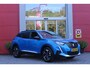 Peugeot 2008 1.2 130PK ALLURE PACK | TREKHAAK AFNEEMBAAR | NAVIGATIE 10" TOUCHSCREEN | APPLE CARPLAY/ANDROID AUTO | ACHTERUITRIJ CAMERA | 3-D INSTRUMENTENPANEEL | CLIMATE CONTROL | CRUISE CONTROL | KEYLESS ENTRY / START | 17" LICHTMETALEN VELGEN |