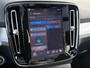 Volvo XC40 2.0 B4 Plus Dark Elektr. stoelverstelling / Harman Kardon Audio / Trekhaak/ Keyless Drive / Verw. voorruit / Stoel- en stuurverw. / Adapt. Cruise / BLIS