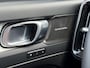 Volvo XC40 2.0 B4 Plus Dark Elektr. stoelverstelling / Harman Kardon Audio / Trekhaak/ Keyless Drive / Verw. voorruit / Stoel- en stuurverw. / Adapt. Cruise / BLIS