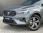 Volvo XC40 2.0 B4 Plus Dark Elektr. stoelverstelling / Harman Kardon Audio / Trekhaak/ Keyless Drive / Verw. voorruit / Stoel- en stuurverw. / Adapt. Cruise / BLIS