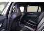 Volvo V60 T8 Recharge AWD Plus Dark - Panorama/schuifdak - IntelliSafe Assist & Surround - 360º Camera - Harman/Kardon audio - Verwarmde voorstoelen, stuur & achterbank - Parkeersensoren voor & achter - Elektr. bedienb. voorstoelen met geheugen - Head up display - Extra getint glas - Inklapbare trekhaak - 18' LMV
