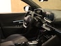 Peugeot e-2008 EV GT 50 kWh - ORIGINEEL NEDERLANDSE AUTO - SOH 100%! - ACHTERUITRIJCAMERA - TREKHAAK - AIRCO (AUTOMATISCH) - APPLE CARPLAY/ANDROID AUTO - DODEHOEKDETECTIE - CRUISE CONTROL ADAPTIEF - KEYLESS START - VOORSTOELEN VERWARMD - PARKEERSENSOREN ACHTER