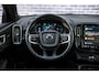 Volvo EX40 Single Motor Extended Range Plus Black Ed. 82 kWh | SOH 100% | Adaptieve Cruise Control | Harman Kardon Audio | Stoel-/Stuurverwarming | 360 Parkeercamera | Dodehoek Detectie | Pixel LED | Elektr. Verst. Stoelen + Geheugen | Donker Getint Glas | Warmtepomp |