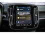 Volvo EX40 Single Motor Extended Range Plus Black Ed. 82 kWh | SOH 100% | Adaptieve Cruise Control | Harman Kardon Audio | Stoel-/Stuurverwarming | 360 Parkeercamera | Dodehoek Detectie | Pixel LED | Elektr. Verst. Stoelen + Geheugen | Donker Getint Glas | Warmtepomp |