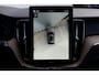 Volvo XC60 2.0 T6 Plug-in hybrid AWD Ultra Dark | Luchtvering | Trekhaak | Panoramadak | Head up display | 360 graden camera | Verwarmbare voorstoelen stuurwiel en achterbank | Premium audio by Harman Kardon |