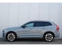 Volvo XC60 2.0 T6 Plug-in hybrid AWD Ultra Dark | Luchtvering | Trekhaak | Panoramadak | Head up display | 360 graden camera | Verwarmbare voorstoelen stuurwiel en achterbank | Premium audio by Harman Kardon |