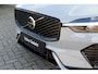 Volvo XC60 2.0 T6 Plug-in hybrid AWD Ultra Dark | Luchtvering | Trekhaak | Panoramadak | Head up display | 360 graden camera | Verwarmbare voorstoelen stuurwiel en achterbank | Premium audio by Harman Kardon |
