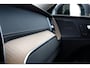 Volvo XC60 2.0 T6 Plug-in hybrid AWD Ultra Dark | Luchtvering | Trekhaak | Panoramadak | Head up display | 360 graden camera | Verwarmbare voorstoelen stuurwiel en achterbank | Premium audio by Harman Kardon |