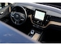 Volvo XC60 2.0 T6 Plug-in hybrid AWD Ultra Dark | Luchtvering | Trekhaak | Panoramadak | Head up display | 360 graden camera | Verwarmbare voorstoelen stuurwiel en achterbank | Premium audio by Harman Kardon |