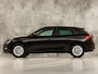 Skoda Scala 1.0 TSI Sport Automaat (KUIPSTOELEN, VIRTUAL COCKPIT, APPLE CARPLAY, GROOT NAVI, CLIMATE, STOELVERWARMING, ZWART HEMEL, GETINT GLAS, CRUISE, NIEUWSTAAT)