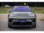 Porsche Macan 4 100 kWh|1e Eig|Org NL NAP|Achterasbesturing|Trekhaak|Panoramadak|Head Up|Chrono|Aventuringroen|Matrix|BOSE|Luchtvering|Dealer Onderhouden