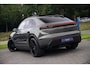 Porsche Macan 4 100 kWh|1e Eig|Org NL NAP|Achterasbesturing|Trekhaak|Panoramadak|Head Up|Chrono|Aventuringroen|Matrix|BOSE|Luchtvering|Dealer Onderhouden