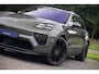 Porsche Macan 4 100 kWh|1e Eig|Org NL NAP|Achterasbesturing|Trekhaak|Panoramadak|Head Up|Chrono|Aventuringroen|Matrix|BOSE|Luchtvering|Dealer Onderhouden
