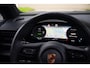 Porsche Macan 4 100 kWh|1e Eig|Org NL NAP|Achterasbesturing|Trekhaak|Panoramadak|Head Up|Chrono|Aventuringroen|Matrix|BOSE|Luchtvering|Dealer Onderhouden