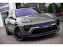 Porsche Macan 4 100 kWh|1e Eig|Org NL NAP|Achterasbesturing|Trekhaak|Panoramadak|Head Up|Chrono|Aventuringroen|Matrix|BOSE|Luchtvering|Dealer Onderhouden