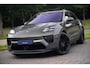 Porsche Macan 4 100 kWh|1e Eig|Org NL NAP|Achterasbesturing|Trekhaak|Panoramadak|Head Up|Chrono|Aventuringroen|Matrix|BOSE|Luchtvering|Dealer Onderhouden