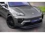 Porsche Macan 4 100 kWh|1e Eig|Org NL NAP|Achterasbesturing|Trekhaak|Panoramadak|Head Up|Chrono|Aventuringroen|Matrix|BOSE|Luchtvering|Dealer Onderhouden