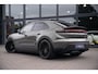 Porsche Macan 4 100 kWh|1e Eig|Org NL NAP|Achterasbesturing|Trekhaak|Panoramadak|Head Up|Chrono|Aventuringroen|Matrix|BOSE|Luchtvering|Dealer Onderhouden