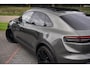 Porsche Macan 4 100 kWh|1e Eig|Org NL NAP|Achterasbesturing|Trekhaak|Panoramadak|Head Up|Chrono|Aventuringroen|Matrix|BOSE|Luchtvering|Dealer Onderhouden