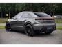 Porsche Macan 4 100 kWh|1e Eig|Org NL NAP|Achterasbesturing|Trekhaak|Panoramadak|Head Up|Chrono|Aventuringroen|Matrix|BOSE|Luchtvering|Dealer Onderhouden