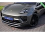 Porsche Macan 4 100 kWh|1e Eig|Org NL NAP|Achterasbesturing|Trekhaak|Panoramadak|Head Up|Chrono|Aventuringroen|Matrix|BOSE|Luchtvering|Dealer Onderhouden