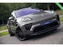 Porsche Macan 4 100 kWh|1e Eig|Org NL NAP|Achterasbesturing|Trekhaak|Panoramadak|Head Up|Chrono|Aventuringroen|Matrix|BOSE|Luchtvering|Dealer Onderhouden