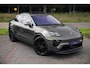 Porsche Macan 4 100 kWh|1e Eig|Org NL NAP|Achterasbesturing|Trekhaak|Panoramadak|Head Up|Chrono|Aventuringroen|Matrix|BOSE|Luchtvering|Dealer Onderhouden