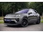 Porsche Macan 4 100 kWh|1e Eig|Org NL NAP|Achterasbesturing|Trekhaak|Panoramadak|Head Up|Chrono|Aventuringroen|Matrix|BOSE|Luchtvering|Dealer Onderhouden