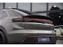 Porsche Macan 4 100 kWh|1e Eig|Org NL NAP|Achterasbesturing|Trekhaak|Panoramadak|Head Up|Chrono|Aventuringroen|Matrix|BOSE|Luchtvering|Dealer Onderhouden