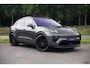 Porsche Macan 4 100 kWh|1e Eig|Org NL NAP|Achterasbesturing|Trekhaak|Panoramadak|Head Up|Chrono|Aventuringroen|Matrix|BOSE|Luchtvering|Dealer Onderhouden