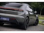 Porsche Macan 4 100 kWh|1e Eig|Org NL NAP|Achterasbesturing|Trekhaak|Panoramadak|Head Up|Chrono|Aventuringroen|Matrix|BOSE|Luchtvering|Dealer Onderhouden