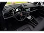 Porsche Macan 4 100 kWh|1e Eig|Org NL NAP|Achterasbesturing|Trekhaak|Panoramadak|Head Up|Chrono|Aventuringroen|Matrix|BOSE|Luchtvering|Dealer Onderhouden