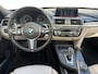 BMW 3-Serie 320i Luxury Edition / Dealer Onderhouden / Schuif-Kantel Dak / DAB / 19" Lichtmetalen Sport Velgen / Led Koplampen / Cruise Control / HiFi Audio /  Parkeersensoren Voor&Achter / Full-Map Navigatie /