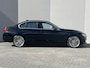 BMW 3-Serie 320i Luxury Edition / Dealer Onderhouden / Schuif-Kantel Dak / DAB / 19" Lichtmetalen Sport Velgen / Led Koplampen / Cruise Control / HiFi Audio /  Parkeersensoren Voor&Achter / Full-Map Navigatie /