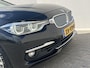 BMW 3-Serie 320i Luxury Edition / Dealer Onderhouden / Schuif-Kantel Dak / DAB / 19" Lichtmetalen Sport Velgen / Led Koplampen / Cruise Control / HiFi Audio /  Parkeersensoren Voor&Achter / Full-Map Navigatie /