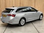 Skoda Octavia Combi 1.0 TSI Business Edition Apple CarPlay/Android Auto | Cruise & climate control | Elektrisch bedienbare achterklep | LED verlichting | Sfeerverlichting | Parkeersensoren voor en achter | Trekhaak