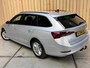Skoda Octavia Combi 1.0 TSI Business Edition Apple CarPlay/Android Auto | Cruise & climate control | Elektrisch bedienbare achterklep | LED verlichting | Sfeerverlichting | Parkeersensoren voor en achter | Trekhaak